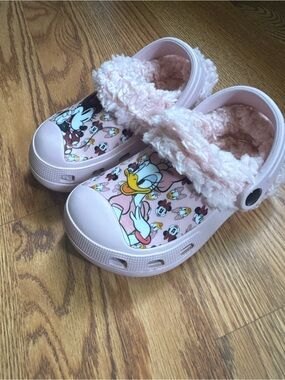Kids Pink Daisy Duck Fuzzy Lined Clog Shoes